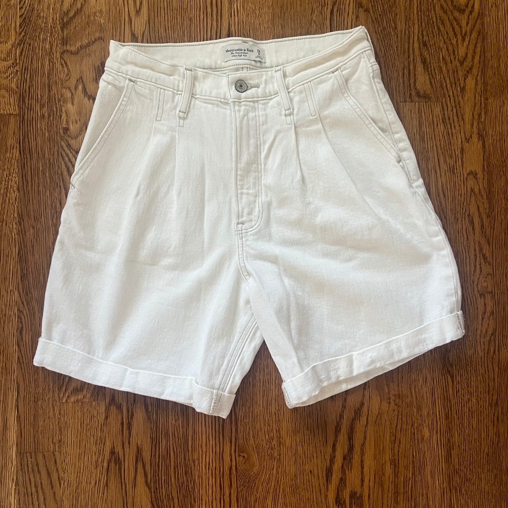 Abercrombie & Fitch:The Pleated Short Ultra High Rise Off White/Ivory Jean Short